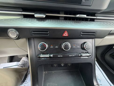 Used 2024 Kia Carnival LX FWD image 24