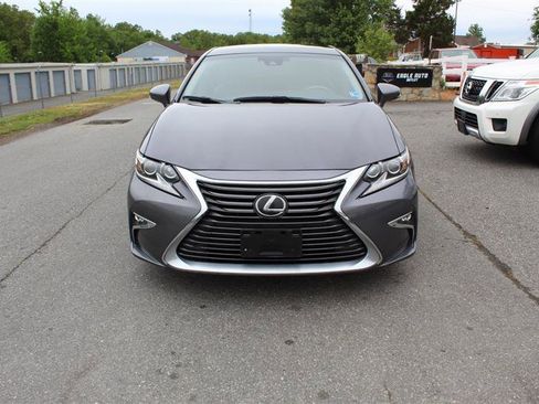 Used 2017 Lexus ES 350 w/ Luxury Package FWD image 2