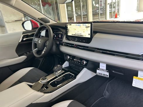 New 2025 Mitsubishi Outlander SE image 22