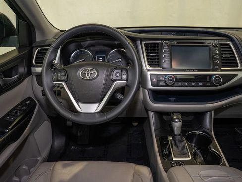 Used 2016 Toyota Highlander XLE image 7