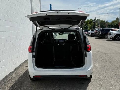 Used 2025 Chrysler Pacifica Limited FWD image 11