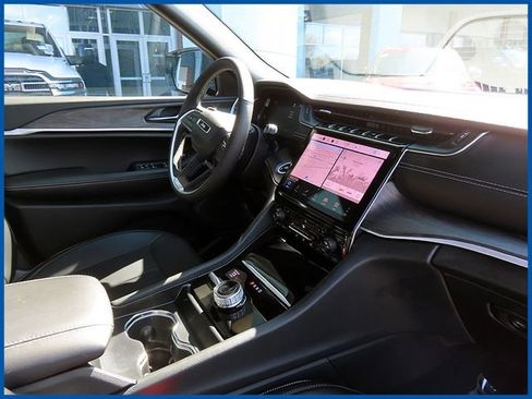 Certified 2025 Jeep Grand Cherokee Limited image 8