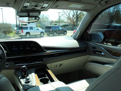 Used 2023 Cadillac Escalade Sport Platinum w/ LPO, ONYX Package image 11