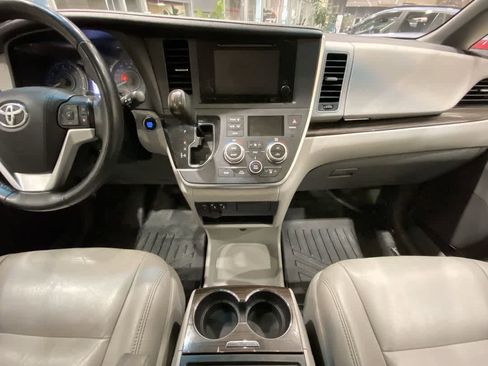 Used 2017 Toyota Sienna XLE image 23