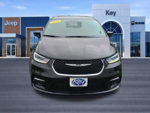 Certified 2023 Chrysler Pacifica Touring-L FWD image 9