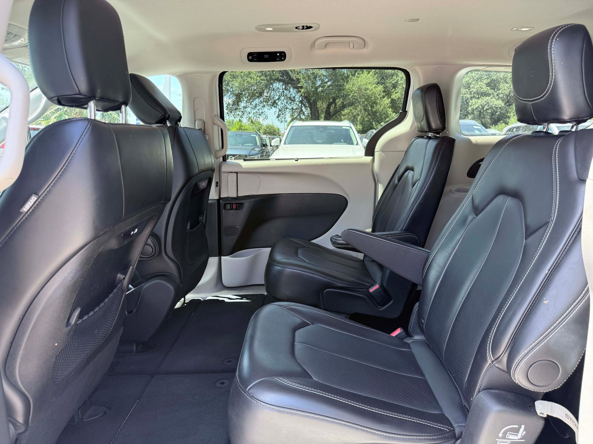 Used 2024 Chrysler Pacifica Touring-L FWD image 11