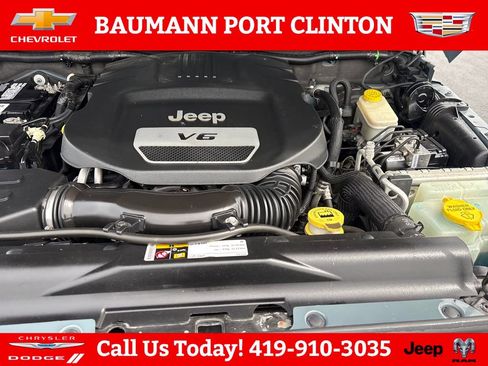 Used 2014 Jeep Wrangler Unlimited Sahara w/ Dual Top Group AWD/4WD image 23