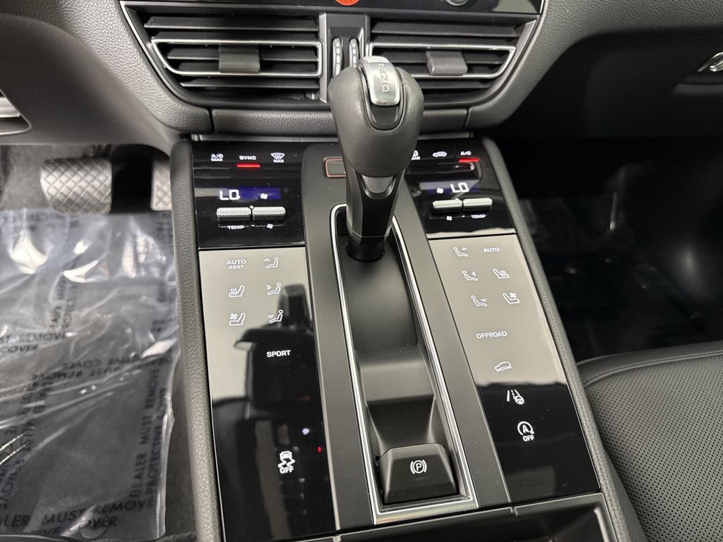 Certified 2023 Porsche Macan AWD/4WD image 33