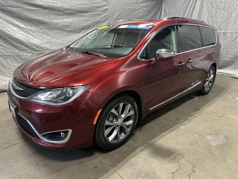 Used 2018 Chrysler Pacifica Limited w/ Tire & Wheel Group FWD image 3