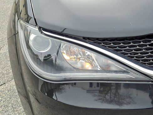 Used 2017 Chrysler Pacifica Touring-L Plus image 9