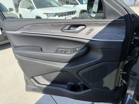 Used 2024 Jeep Grand Cherokee Limited w/ Black Appearance Package image 19