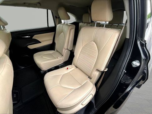 Used 2023 Toyota Highlander XLE AWD/4WD image 22
