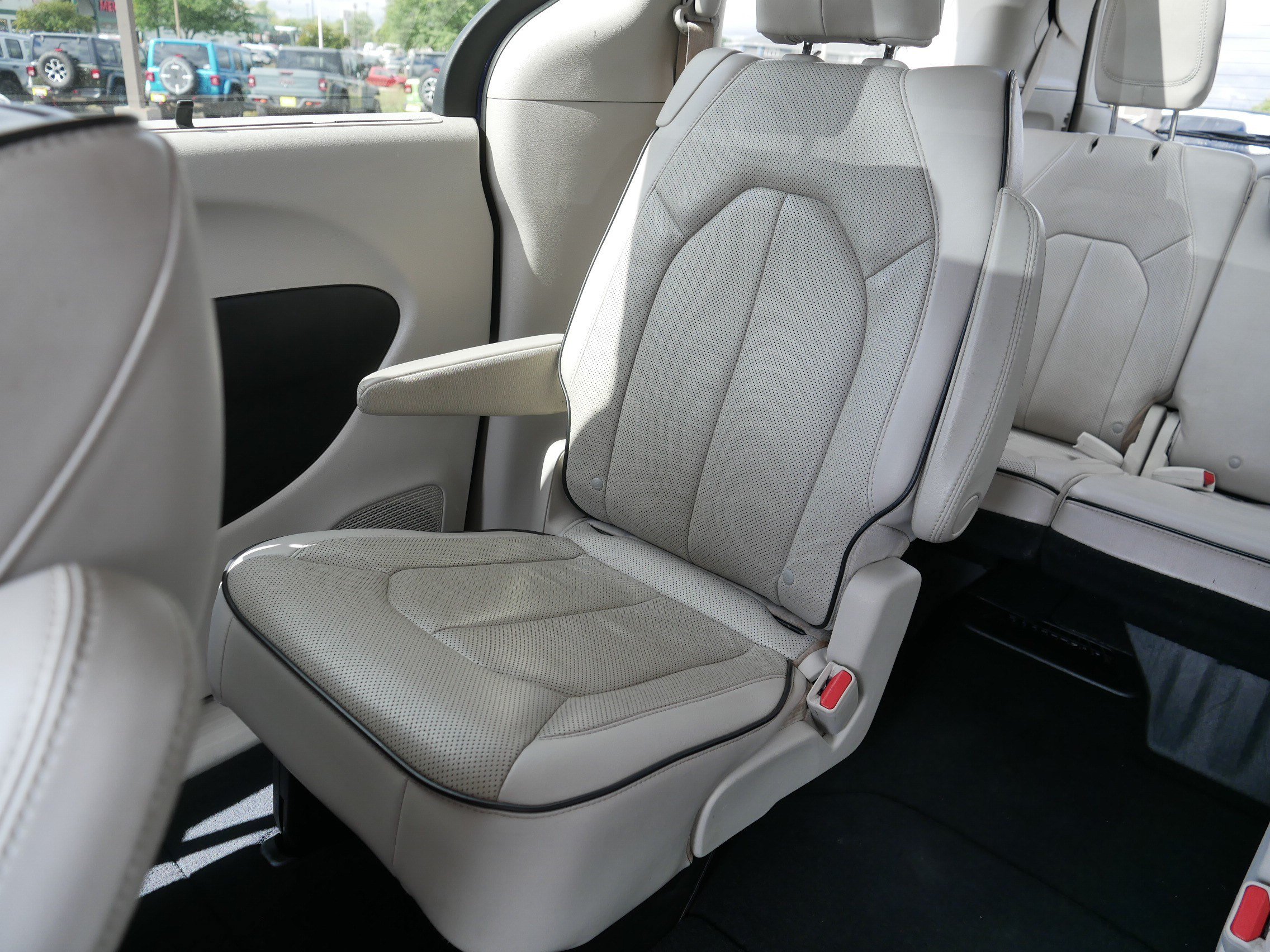 Used 2021 Chrysler Pacifica Limited AWD/4WD image 12