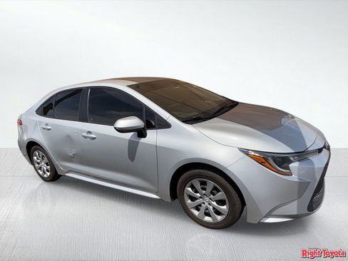 Used 2022 Toyota Corolla LE image 5