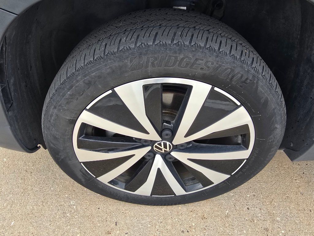 Used 2023 Volkswagen Taos SE w/ Panoramic Sunroof Package FWD image 10