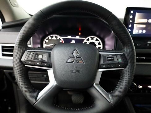 New 2025 Mitsubishi Outlander SE image 7