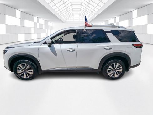 Certified 2025 Nissan Pathfinder SL FWD image 2