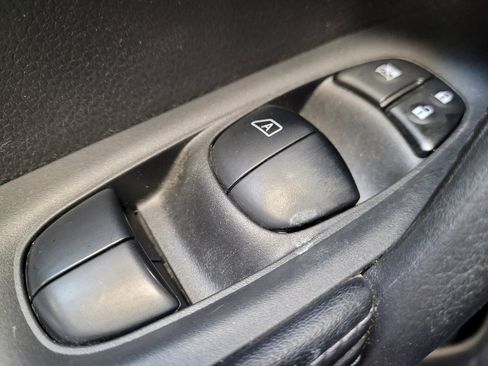 Used 2019 Nissan Rogue SV image 27