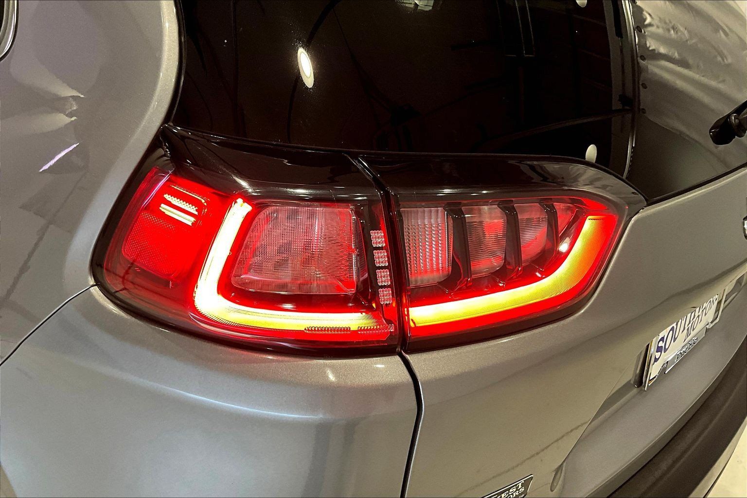 Used 2021 Jeep Cherokee Latitude Lux w/ Sun & Sound Group FWD image 23