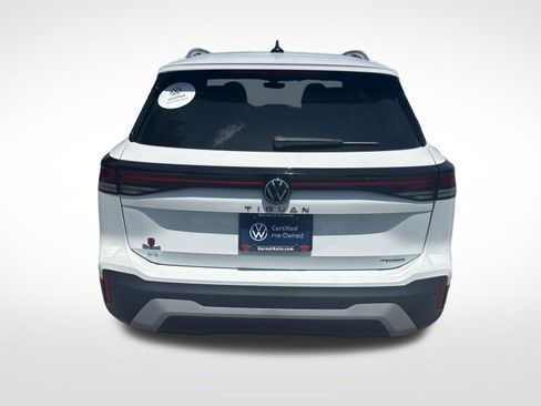 Certified 2025 Volkswagen Tiguan SE w/ Panoramic Sunroof Package AWD/4WD image 4