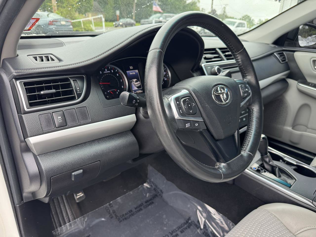 Used 2015 Toyota Camry SE FWD image 11
