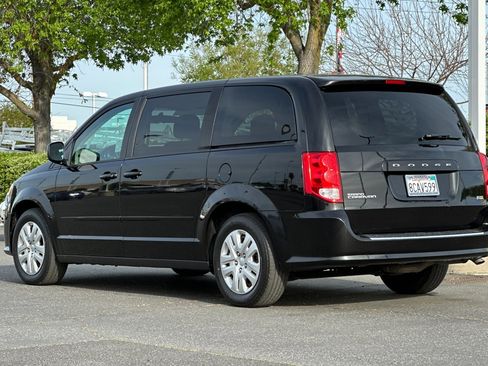 Used 2017 Dodge Grand Caravan SE FWD image 6