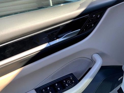 Certified 2025 Porsche Macan 4S Electric AWD/4WD image 28