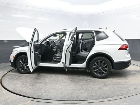 Used 2022 Volkswagen Tiguan SE image 40