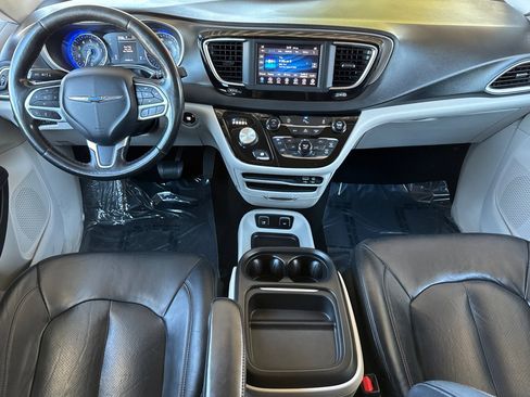 Used 2020 Chrysler Pacifica Touring-L w/ Tire & Wheel Group image 12