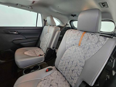 Used 2022 Toyota Highlander Bronze Edition image 19