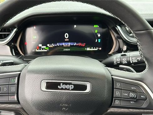 Used 2023 Jeep Grand Cherokee 4WD 4xe image 15