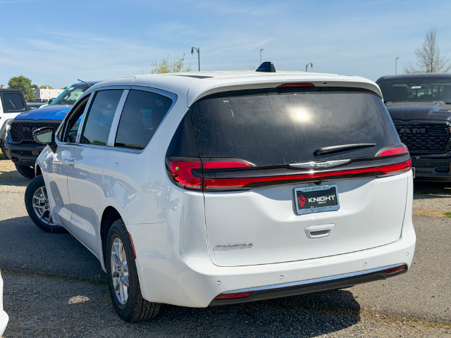 New 2026 Chrysler Pacifica Select FWD image 9