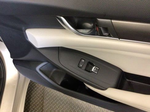 Used 2018 Honda Accord LX image 13