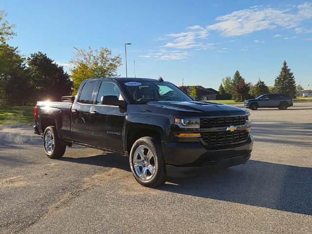Used 2019 Chevrolet Silverado 1500 Custom w/ Custom Convenience Package AWD/4WD image 3