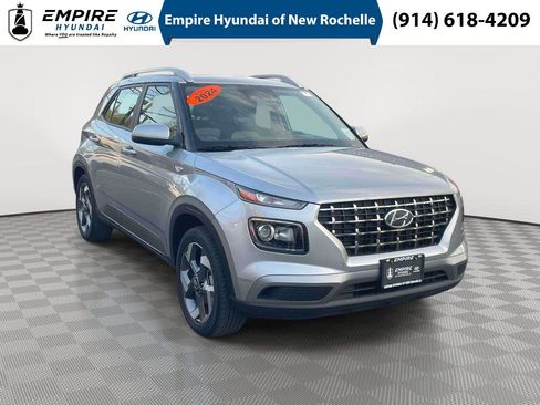Used 2024 Hyundai Venue SEL FWD image 1