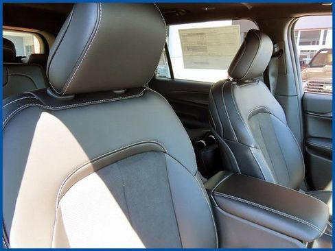 New 2025 Jeep Grand Cherokee L Altitude image 9