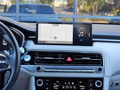 Used 2025 Genesis G70 2.5T image 25