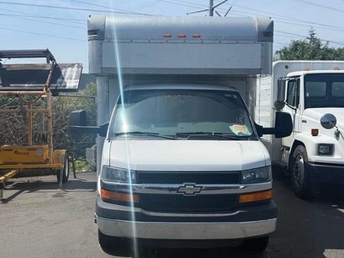 Used 2014 Chevrolet Express 4500 image 3