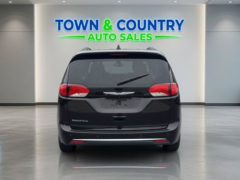 Used 2017 Chrysler Pacifica Touring-L FWD image 4