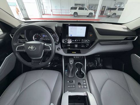 Used 2023 Toyota Highlander XLE AWD/4WD image 23