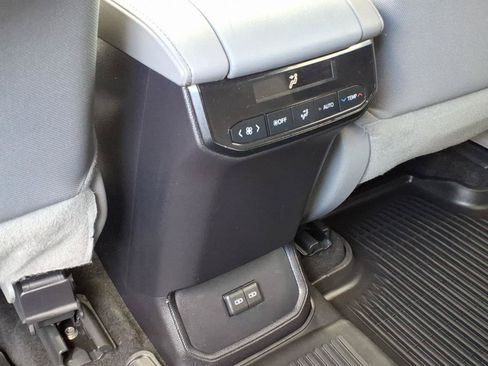 Used 2024 Toyota Highlander LE AWD/4WD image 16