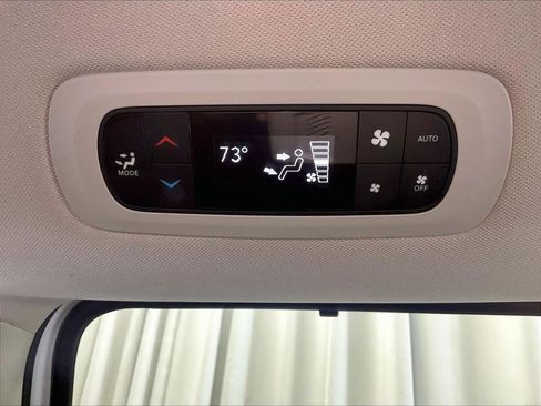 Used 2023 Chrysler Pacifica Touring-L FWD image 28