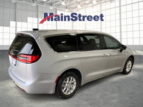 New 2026 Chrysler Pacifica Select image 5