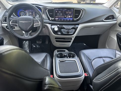 Used 2023 Chrysler Pacifica Touring-L FWD image 16