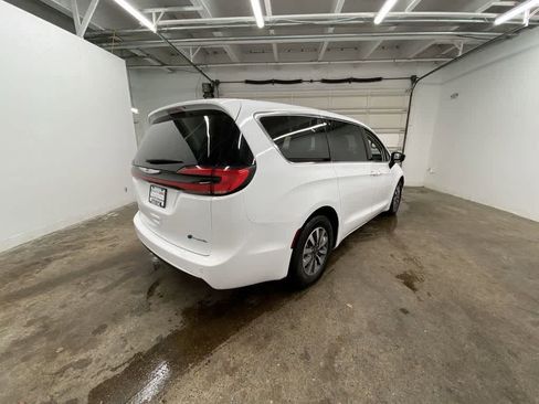 Used 2024 Chrysler Pacifica Select image 6