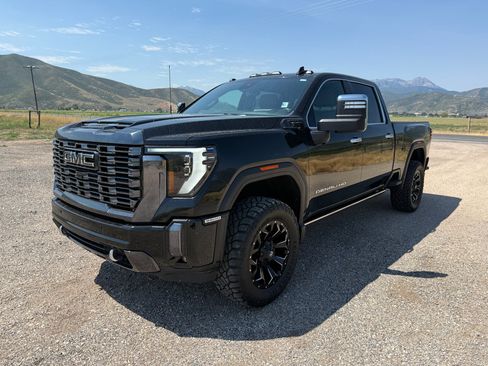 Used 2024 GMC Sierra 3500 Denali Ultimate AWD/4WD image 3
