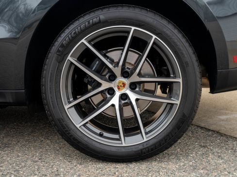 Certified 2025 Porsche Macan AWD/4WD image 17