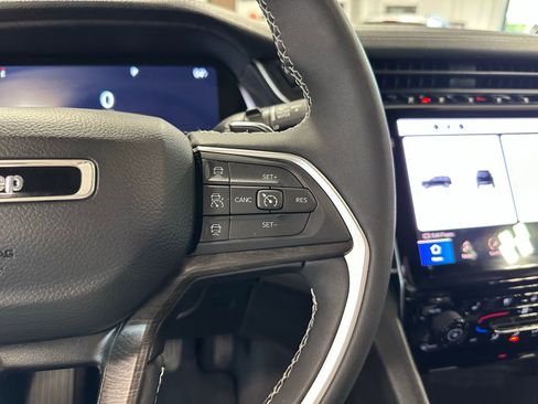 Used 2023 Jeep Grand Cherokee Limited w/ Luxury Tech Group II AWD/4WD image 19