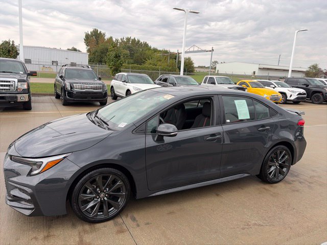 Used 2025 Toyota Corolla SE w/ SE Premium Package FWD image 4