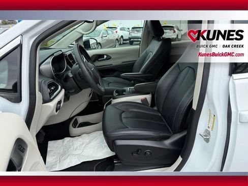 Used 2024 Chrysler Pacifica Limited FWD image 17